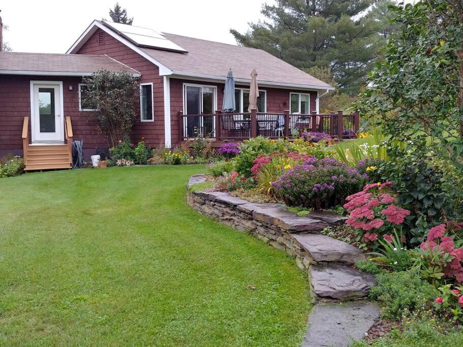 Spacious Country Retreat Close To Town And Nature, Sylvana Farm Vt モントピリア エクステリア 写真