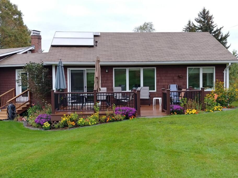 Spacious Country Retreat Close To Town And Nature, Sylvana Farm Vt モントピリア エクステリア 写真