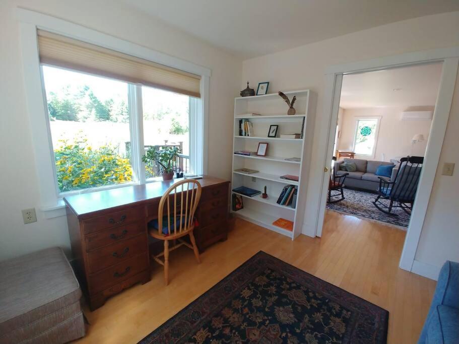 Spacious Country Retreat Close To Town And Nature, Sylvana Farm Vt モントピリア エクステリア 写真