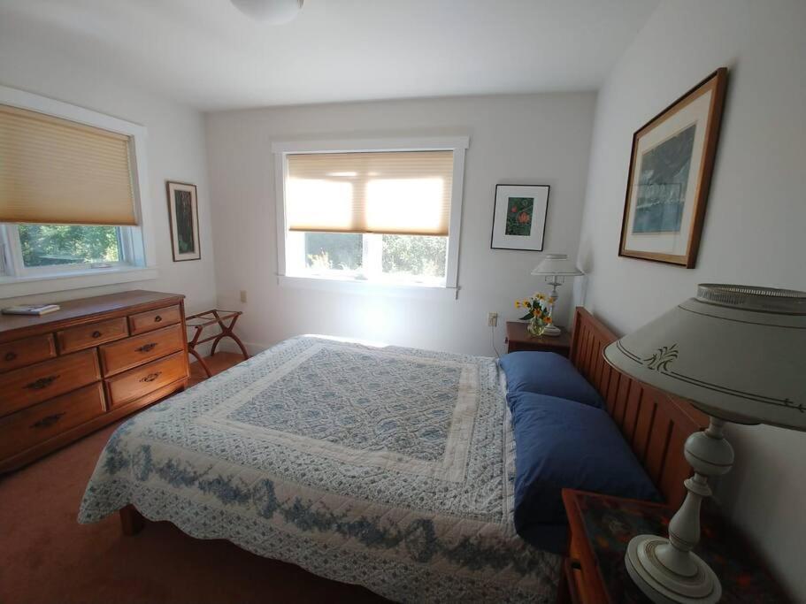 Spacious Country Retreat Close To Town And Nature, Sylvana Farm Vt モントピリア エクステリア 写真